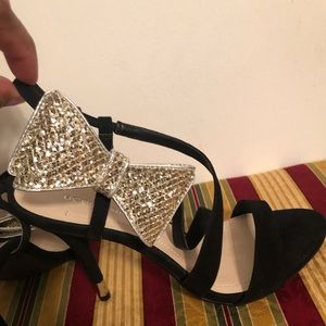 A black suede BCBG heel with a Glitter side bow✨✨